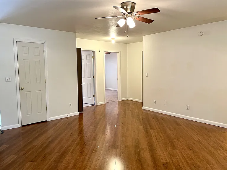 404 E College St #4 — Photo 4