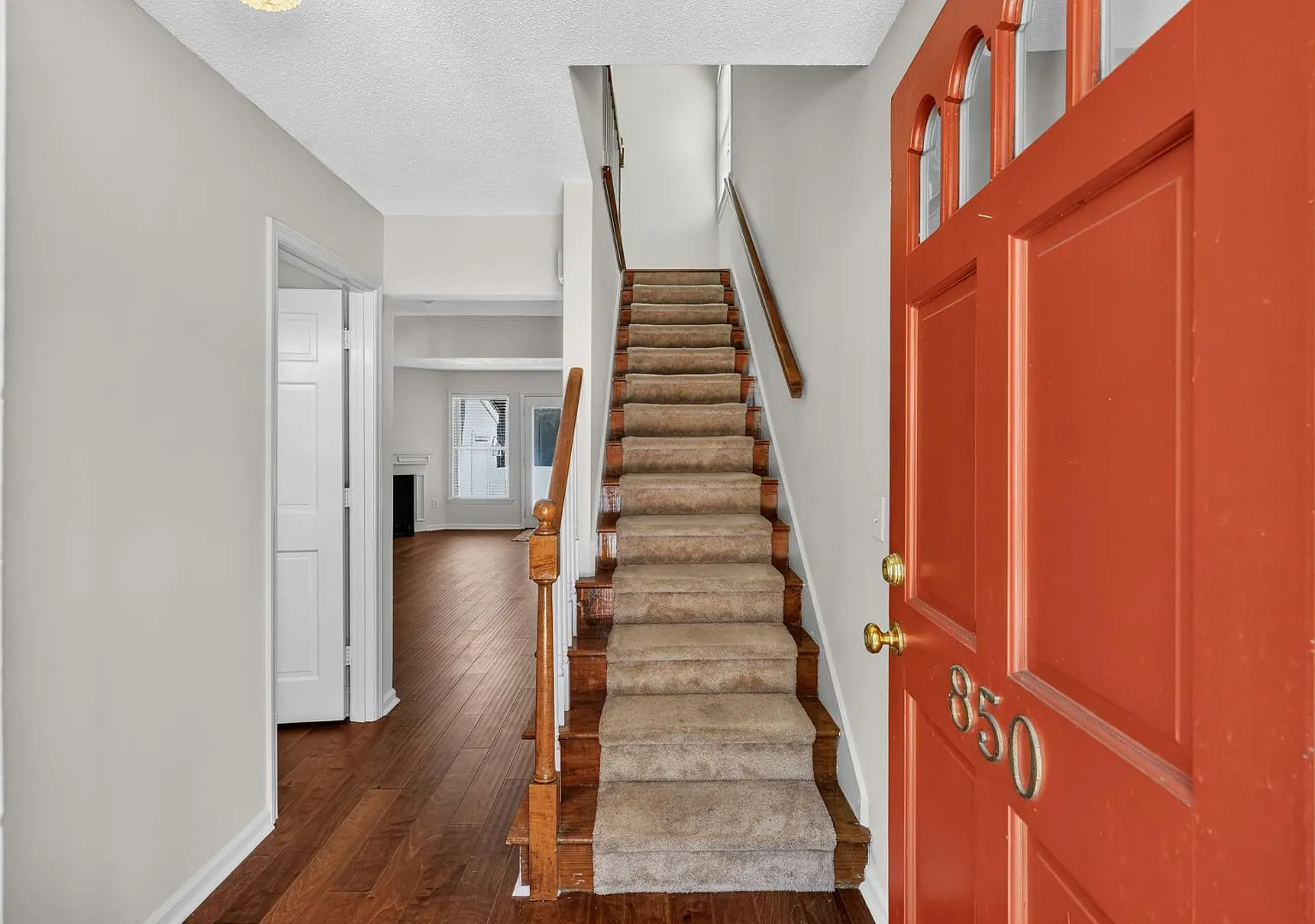 850 Colony Dr — Photo 2