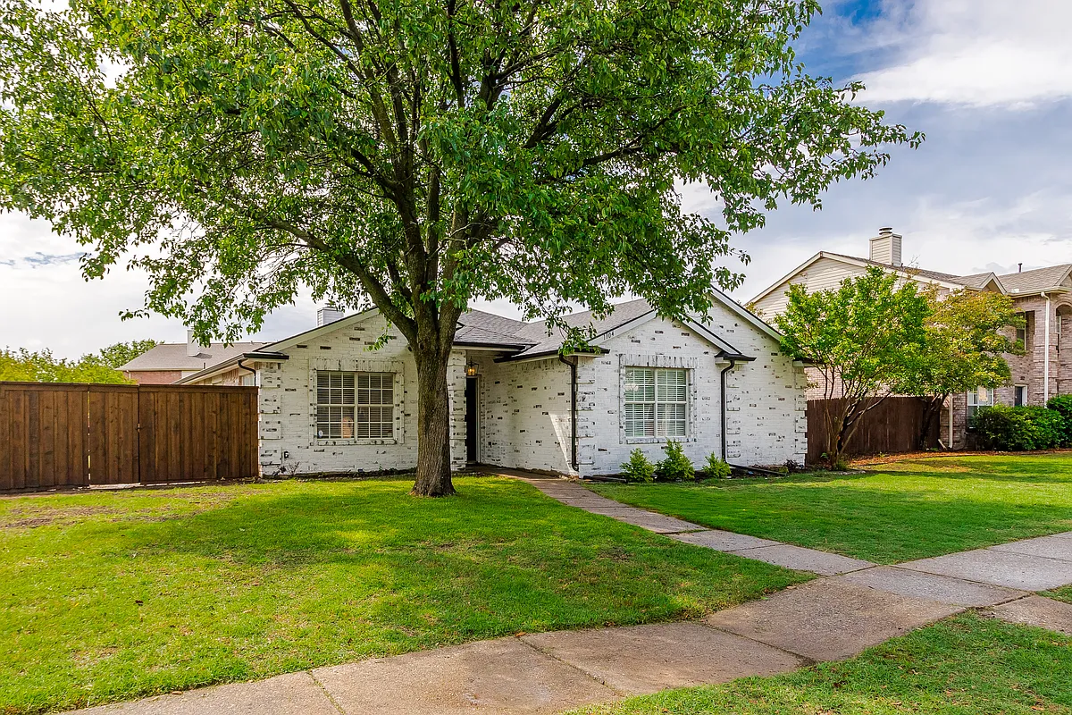 Front of House - 1104 Centennary Dr