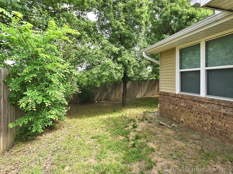 1339 E 138th Pl — Photo 24