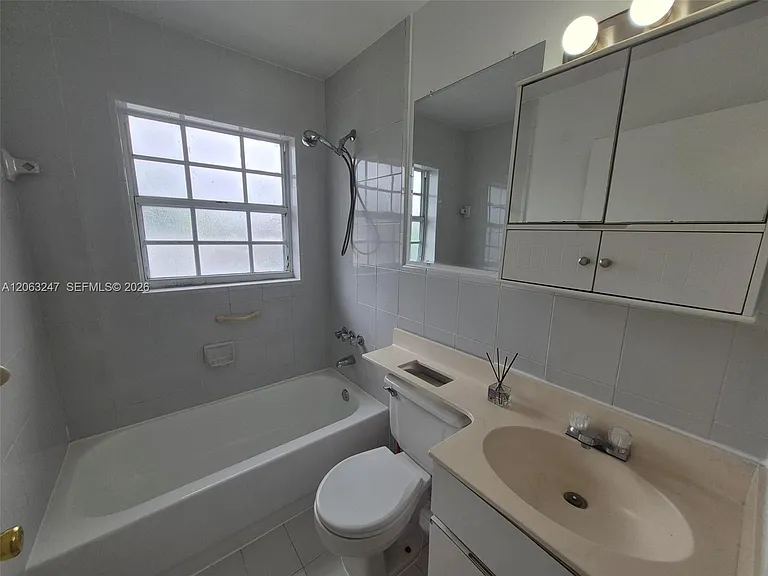 1366 SW 4th St #3 — Photo 10