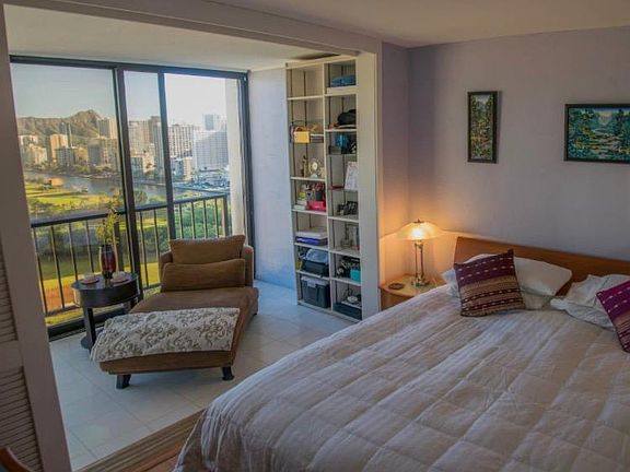 bedroom w/enclosed Lanai