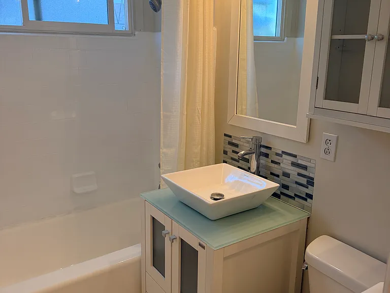 5010 Riverton Ave — Photo 7