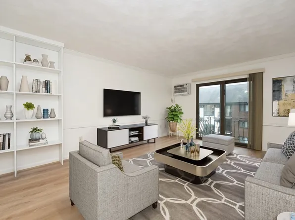 59 Highland Glen Dr APT 331, Randolph, MA 02368