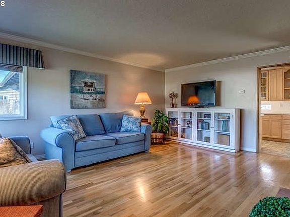 5th image of 860 NE Queens Ln
