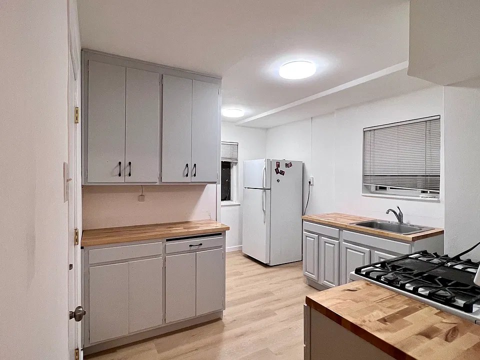 146 Gardiner Ave #10