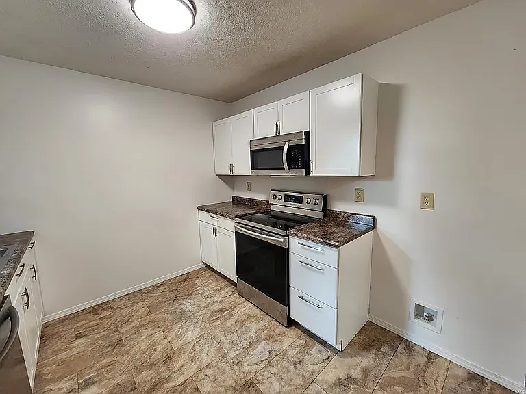 4 bed, 2100 sqft, $1,999 — Photo 3