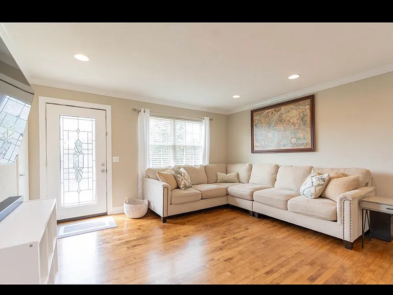 911 Crest Dr — Photo 3