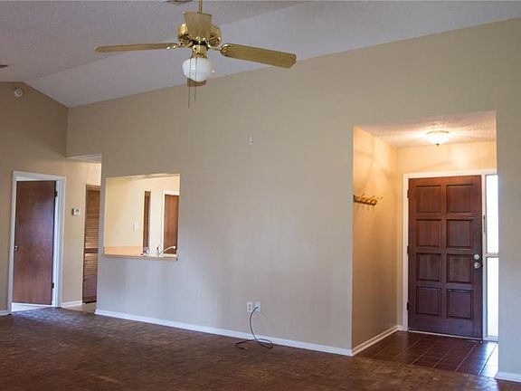 4th image of 561 Lakeshore Cir