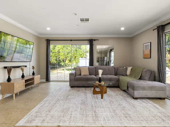 23018 Oxnard St #B, Woodland Hills, CA 91367