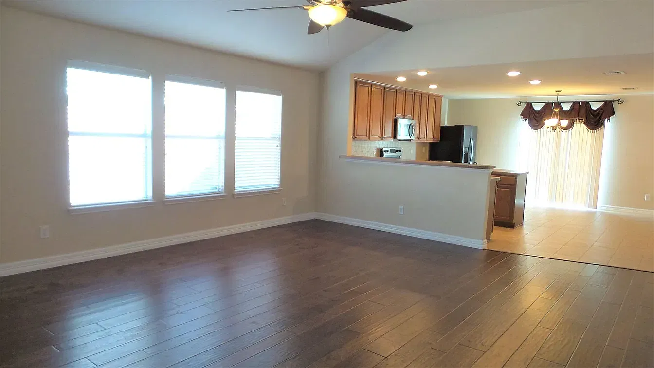 4 bed, 1872 sqft, $2,475 — Photo 2
