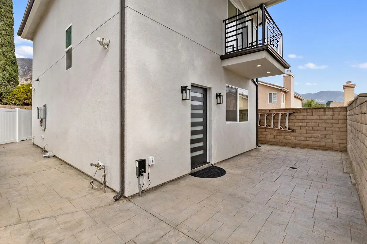 3 bed, 3.0 bath, 1200 sqft, $4,200 — Photo 3