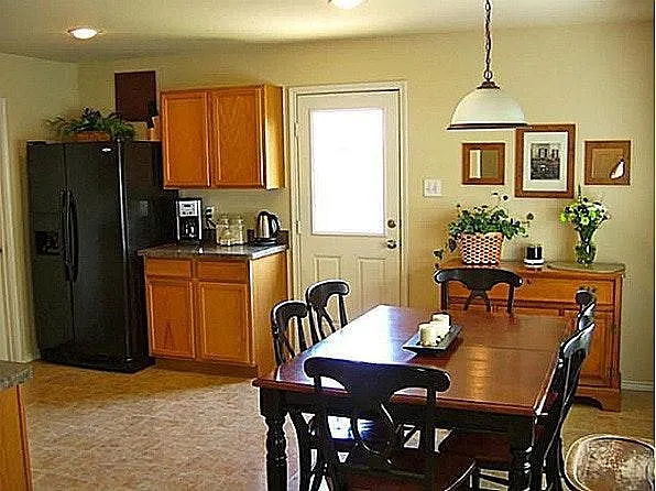 Kitchen & Dining