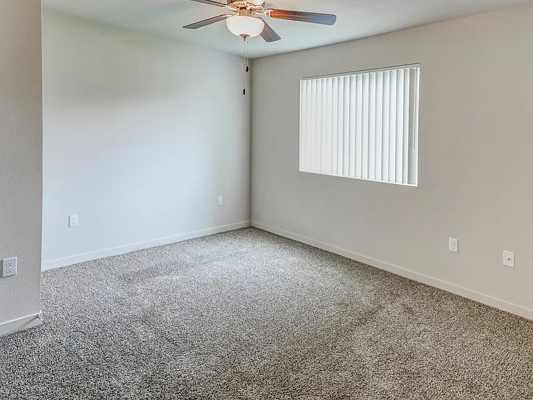 Crossroads Apartments — Photo 33