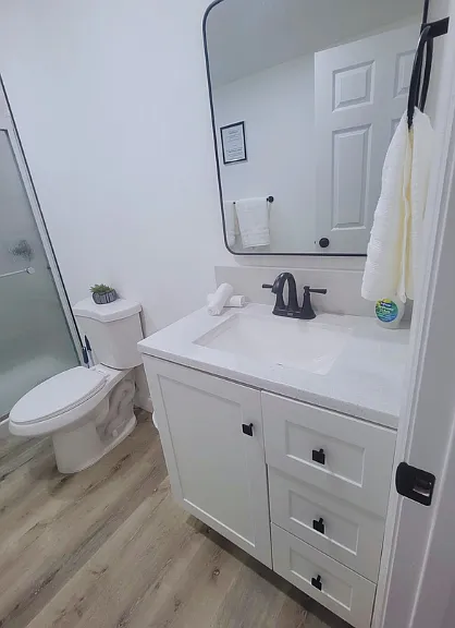Immaculate washbasin in excellent condition with cabinet storage.