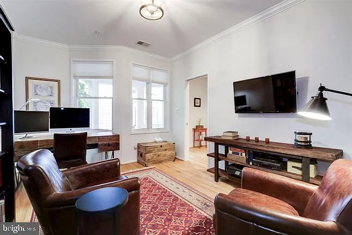 2058 N Oakland St — Photo 5