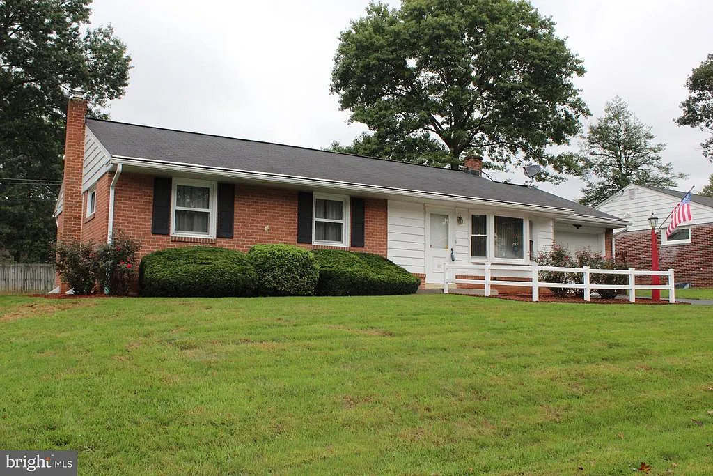 116 Wellington Rd photo 1