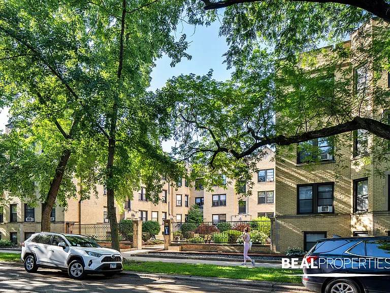 1117-27 W Oakdale — Photo 2