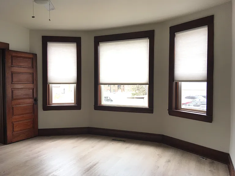 106 1st Ave NE — Photo 4