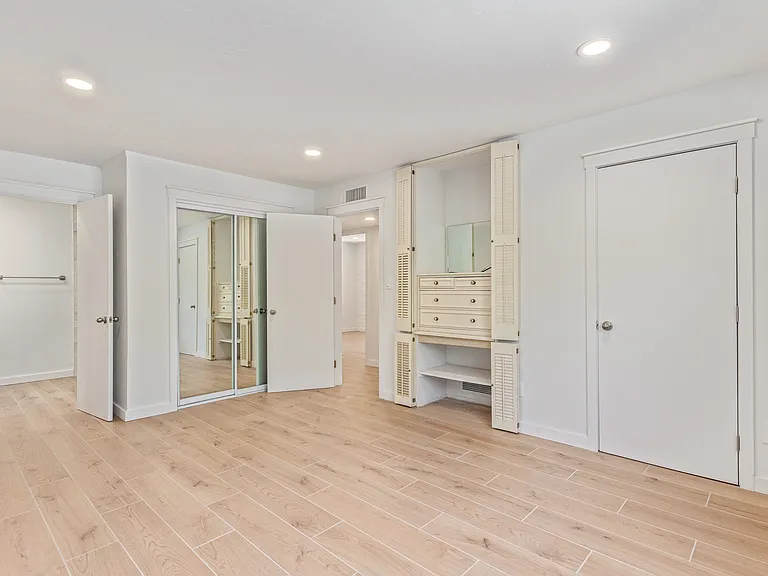 GUEST SUITE/IN-LAWSUIT WITH TWO CLOSETS AND ENSUITE