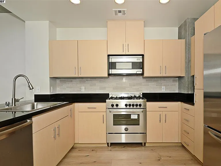 Kitchen (no furniture view)