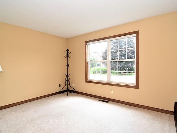 5th image of 339 Lake Pointe Dr
