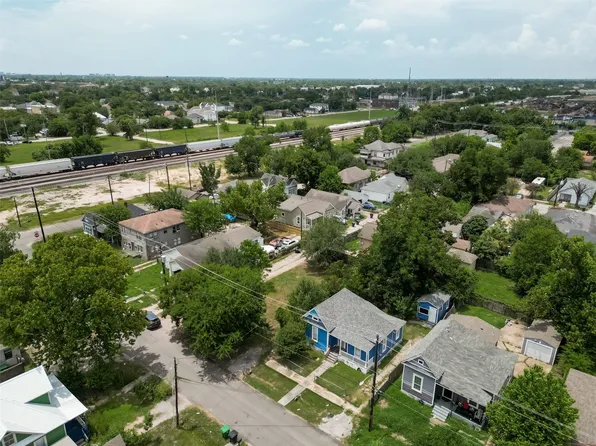 2201 Sumpter St, Houston, TX 77026