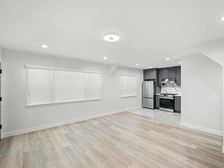 623 E Chevy Chase Dr #C — Photo 11