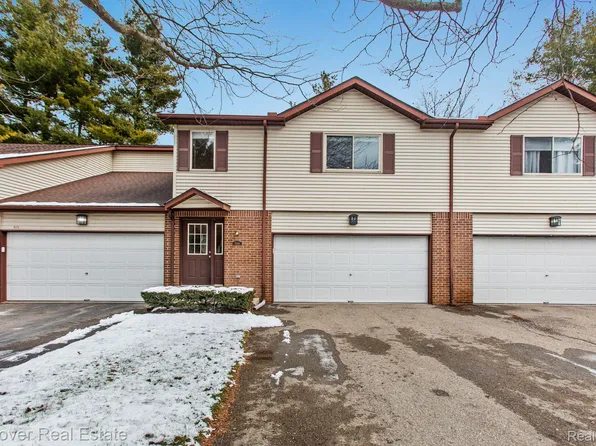9166 Lake Pine Dr, Whitmore Lake, MI 48189
