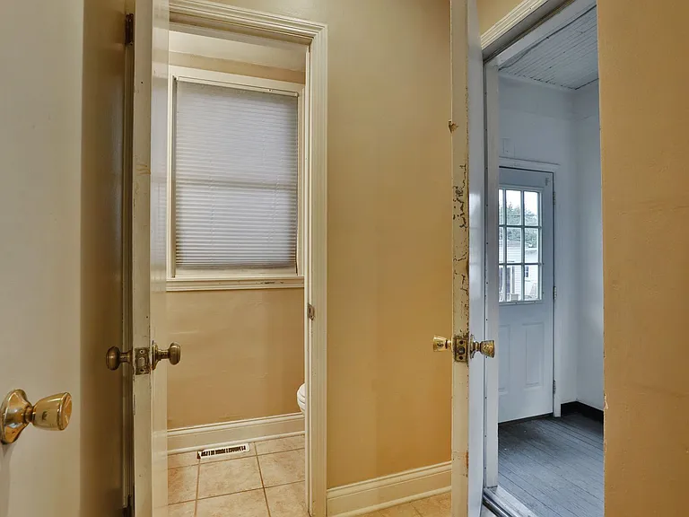2403 Summit St — Photo 18