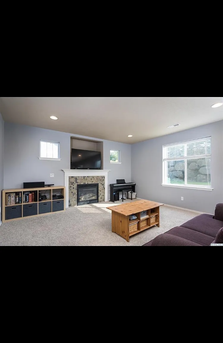 5 bed, 2.5 bath, 2192 sqft, $3,200 — Photo 3