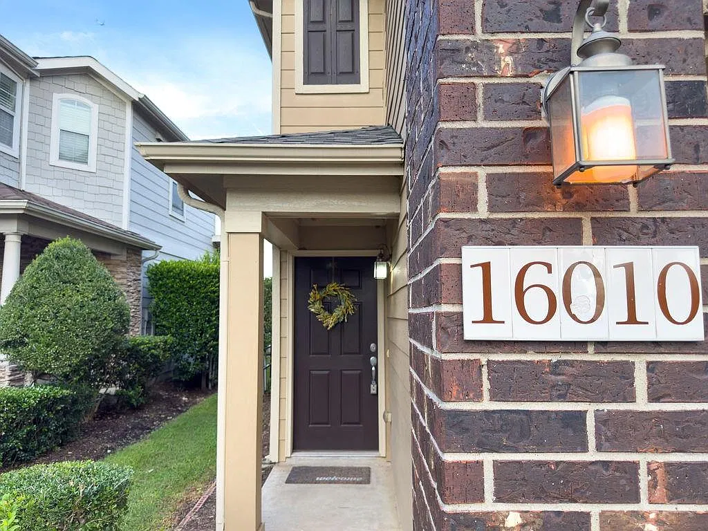 3 bed, 2.5 bath, 1932 sqft, $2,099 — Photo 2