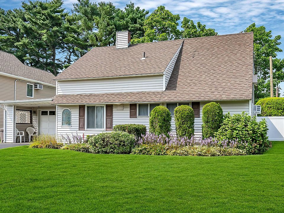 1st image of 8 Pinecone Ln