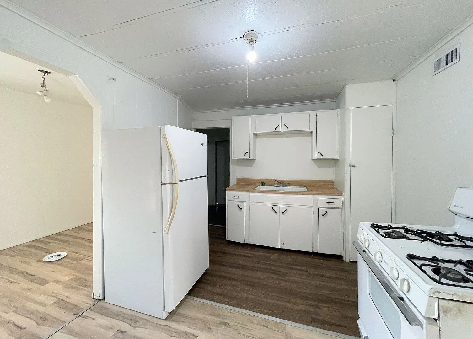 Compact Two Bedroom house — Photo 4