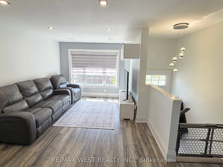 3020 Cedarglen Gate #33 — Photo 2