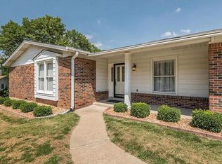 4 San Souci Dr, Ballwin, MO 63011