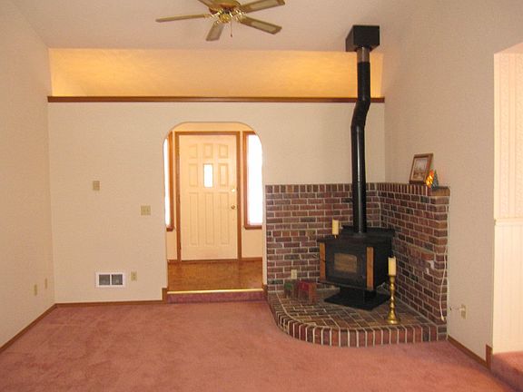 3rd image of 9518 Solberg Ct SE