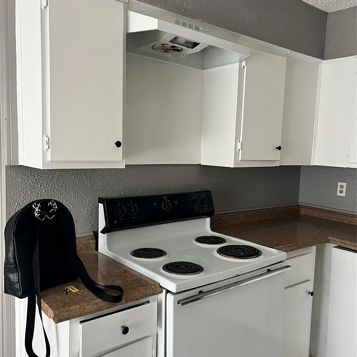 2 bed, 1.0 bath, 944 sqft, $1,200 — Photo 2