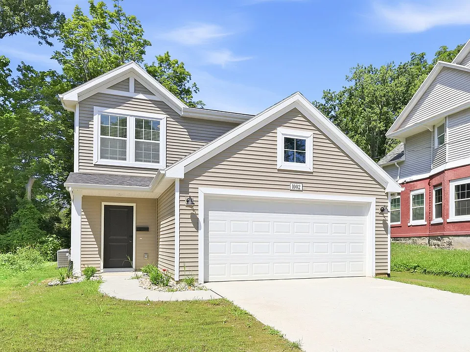 1002 Chittock Ave