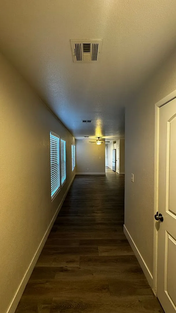 Executive 3 bedroom Home. Single Story — Photo 3