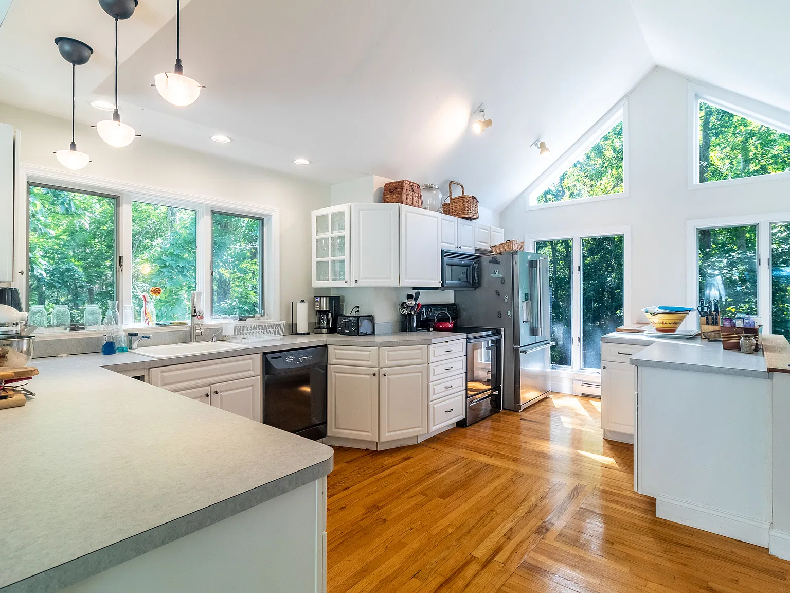 Riveting Water Views in East Hampton — Photo 4