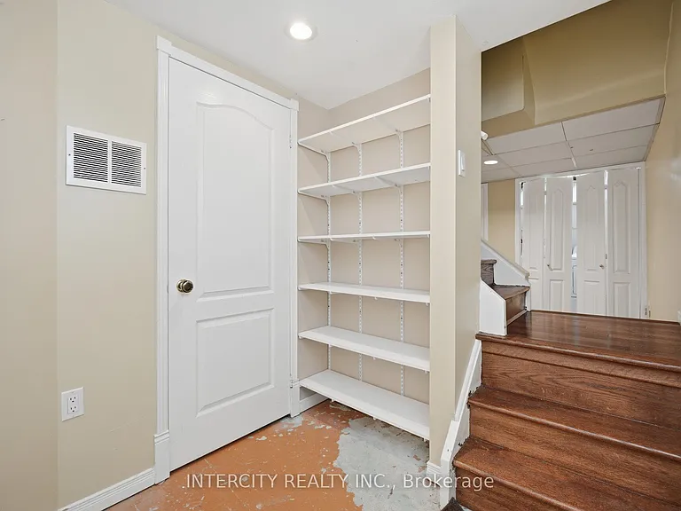 49 McCaul St — Photo 36