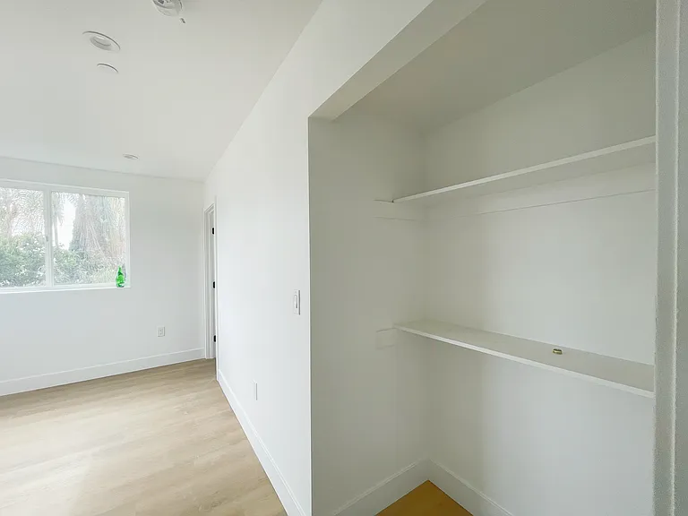 1353 W 37th St #9 — Photo 5
