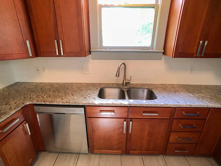 1813 Elliott Ave — Photo 24