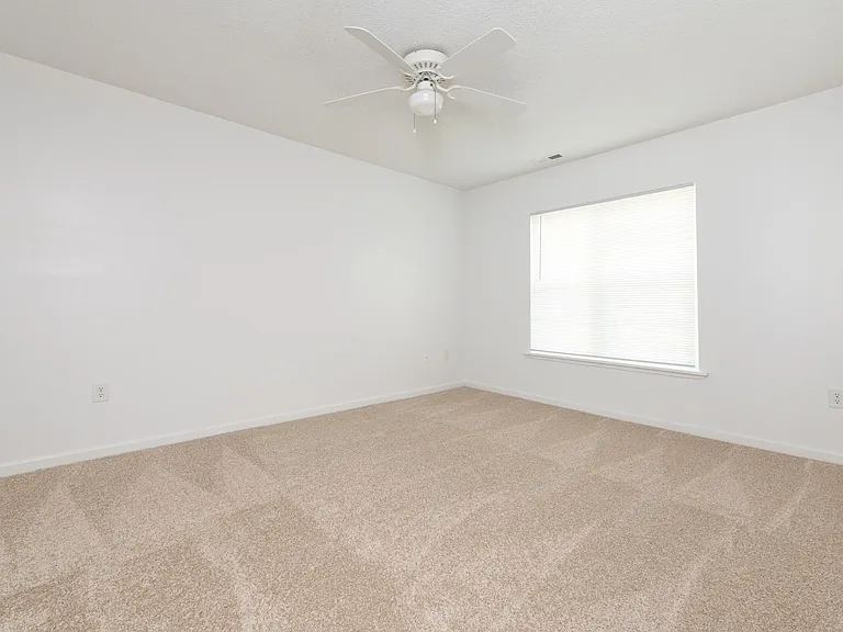 Crown Point at Kingsport Drive — Photo 44