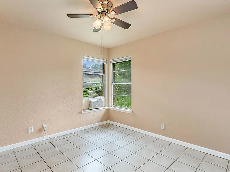218 E Villaret Blvd — Photo 7