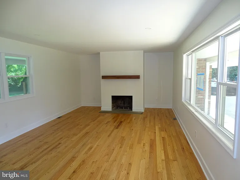 449 E Street Rd — Photo 5