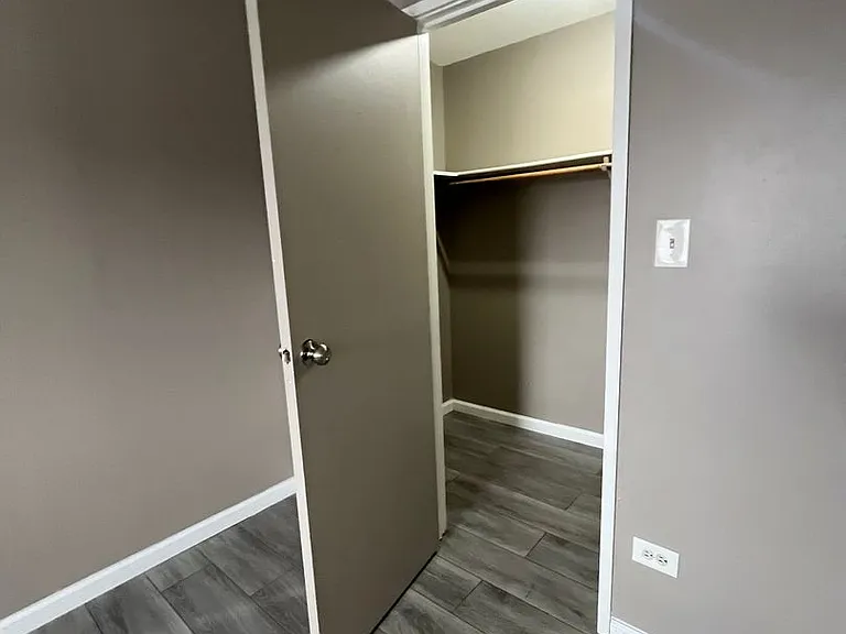 111 Pickwick Dr — Photo 17