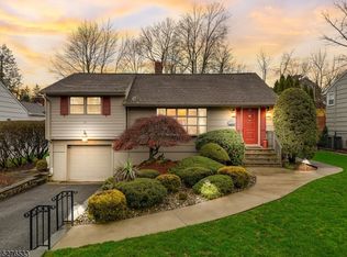 31 Old Orchard Ct, Cedar Grove, NJ 07009