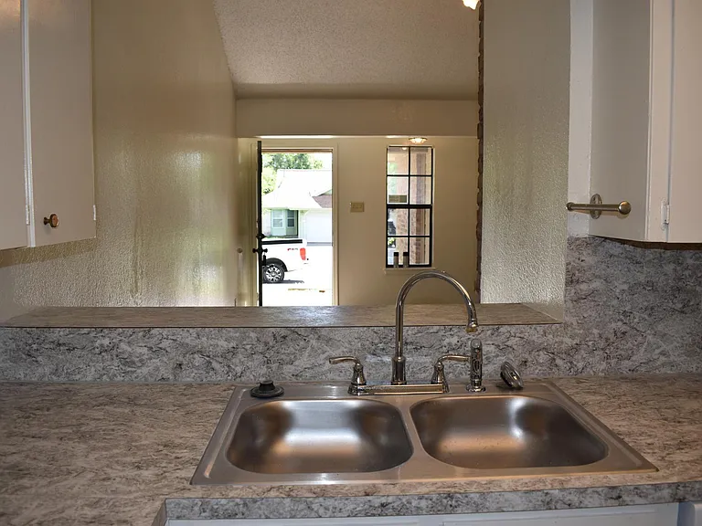 16042 Stoneham Cir — Photo 10